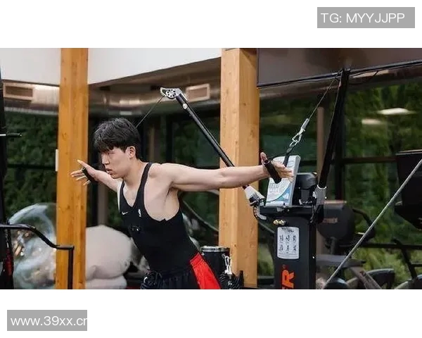 杨瀚森在对手突破时如陷泥潭提升移动速度是他亟需解决的问题